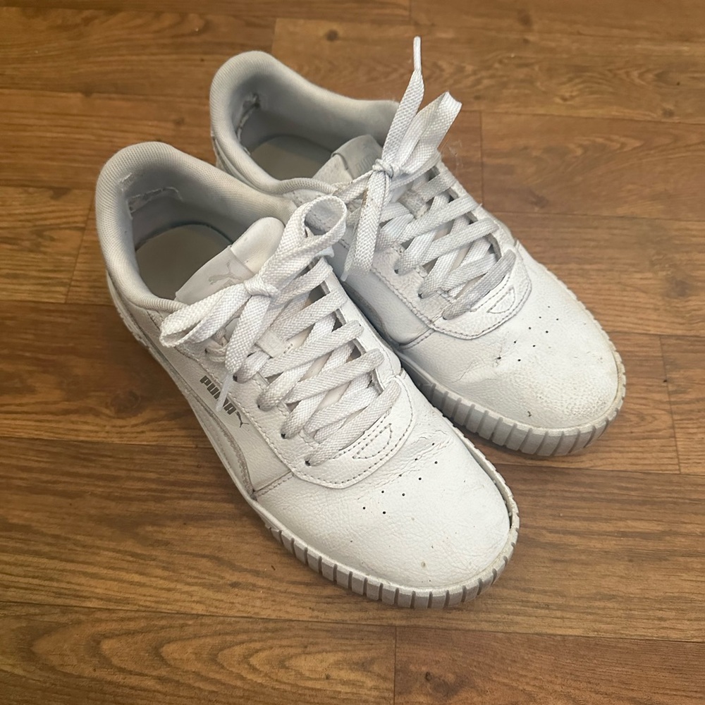 Womens Pumas Size 9